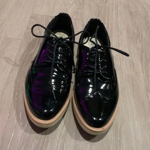 Restricted patent leather loafers